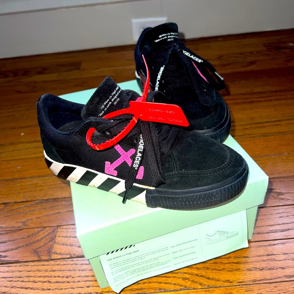 Off-White Vulc Sneaker 'Black
Fuchsia' 2019